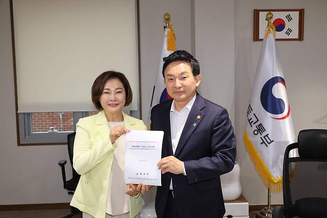 박희영 용산구청장 당선인이 지난 28일 원희룡 국토교통부 장관을 만나 용산 현안에 대해 설명했다(용산구 제공).© 뉴스1