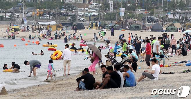 울산 동구 일산해수욕장에서 피서객들이 더위를 식히고 있다. 2020.8.3/뉴스1 © News1 윤일지 기자