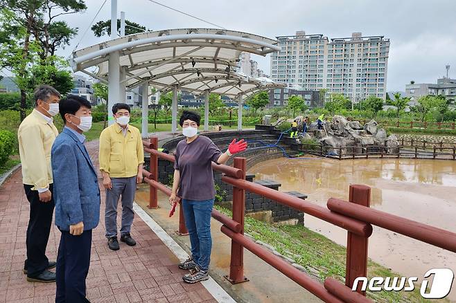 맹정호 서산시장(왼쪽 세번째)이 30일 나라사랑공원을 방문해 침수현장을 점검하고 있다. © 뉴스1