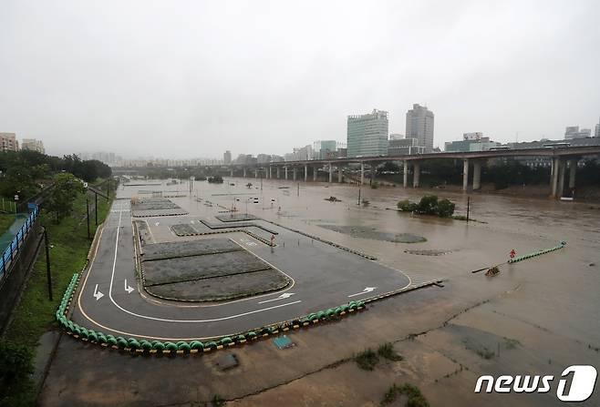30일 오전 서울 송파구 탄천주차장과 강남운전면허시험장이 중부지방에 내린 집중호우로 물에 잠기고 있다. 2022.6.30/뉴스1 © News1 구윤성 기자