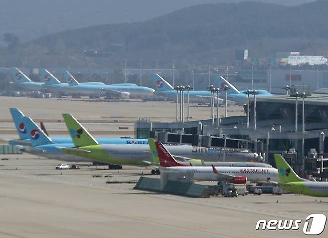 16일 인천국제공항 활주로에 항공기들이 계류되어 있다. . 2020.3.16/뉴스1 © News1 신웅수 기자