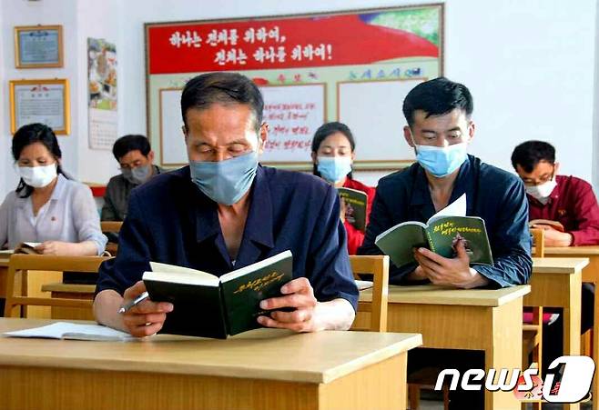 (평양 노동신문=뉴스1) = 북한 노동당 기관지 노동신문은 30일 "전례없는 난관이 겹쌓인 지금이야말로 혁명의 지휘성원인 우리 일꾼들이 높은 실력을 지니고 하나하나의 사업을 실속 있고 완벽하게 해나갈 것을 요구하고 있다"며 일꾼들이 꾸준하고 심도 있게 당 정책을 학습할 것을 독려했다. [국내에서만 사용가능. 재배포 금지. DB 금지. For Use Only in the Republic of Korea. Redistribution Prohibited] rodongphoto@news1.kr