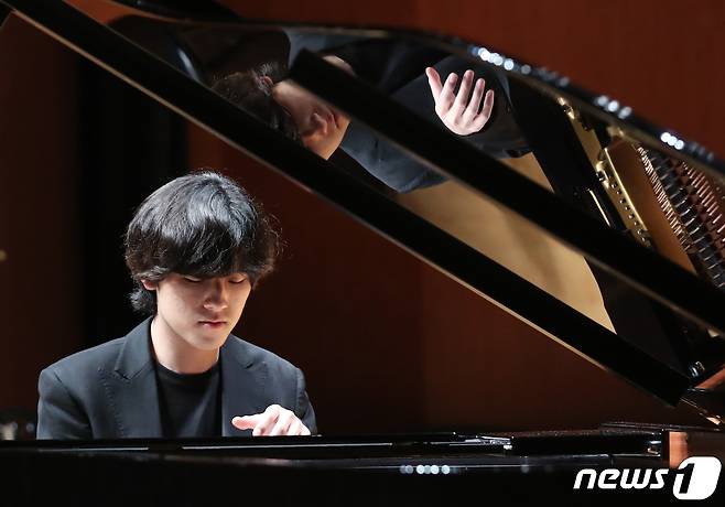 피아니스트 임윤찬이 30일 오후 서울 서초구 한국예술종합대학에서 열린 제16회 반 클라이번 콩쿠르 우승기념 기자간담회에서 피아노 연주를 하고 있다. 2022.6.30/뉴스1 © News1 송원영 기자