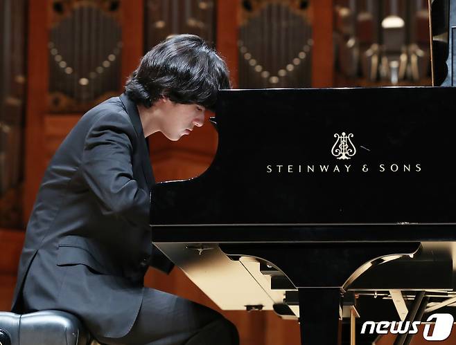 피아니스트 임윤찬이 30일 오후 서울 서초구 한국예술종합대학에서 열린 제16회 반 클라이번 콩쿠르 우승기념 기자간담회에서 피아노 연주를 하고 있다. 2022.6.30/뉴스1 © News1 송원영 기자