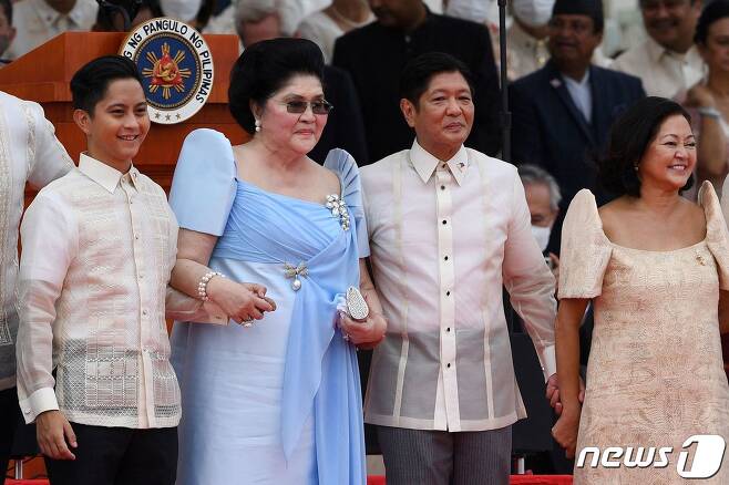 페르디난드 마르코스 주니어(우측 2번째) 필리핀 대통령이 30일 마닐라 국립박물관에서 취임식을 마친 뒤 가족들과 기념 촬영을 하고 있다. 우측에는 영부인인 루이즈 아라네타 마르코스 여사. 좌측 2번째는 어머니인 이멜다 마르코스. © AFP=뉴스1