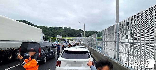 화성~광주고속도로 동탄IC 부근 도로 침하 현장을 살피는 시민들.(독자 제공) © 뉴스1