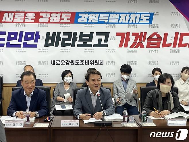 김진태 강원도지사 당선인이 30일 열린 새로운강원도준비위원회(도지사직 인수위) 전체회의에서 발언하고 있다.(인수위 제공) 2022.6.30/뉴스1