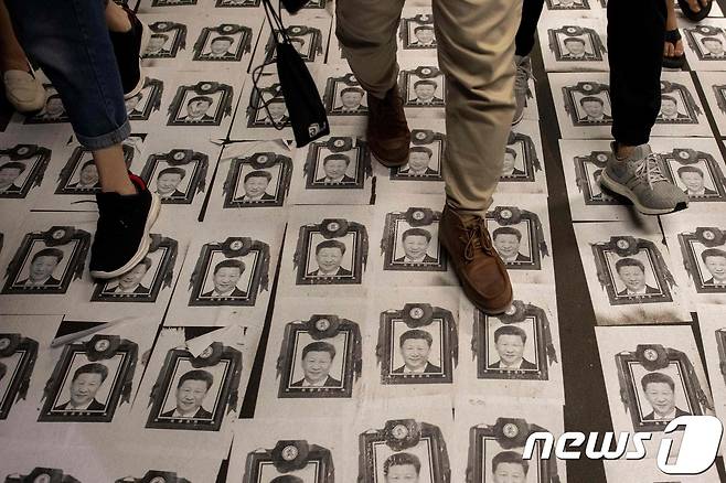 28일 우산혁명 5주년을 맞아 홍콩 시위대가 영정으로 만들어진 시진핑 주석의 초상화를 짓밟고 있다. © AFP=뉴스1 © News1 박형기 기자