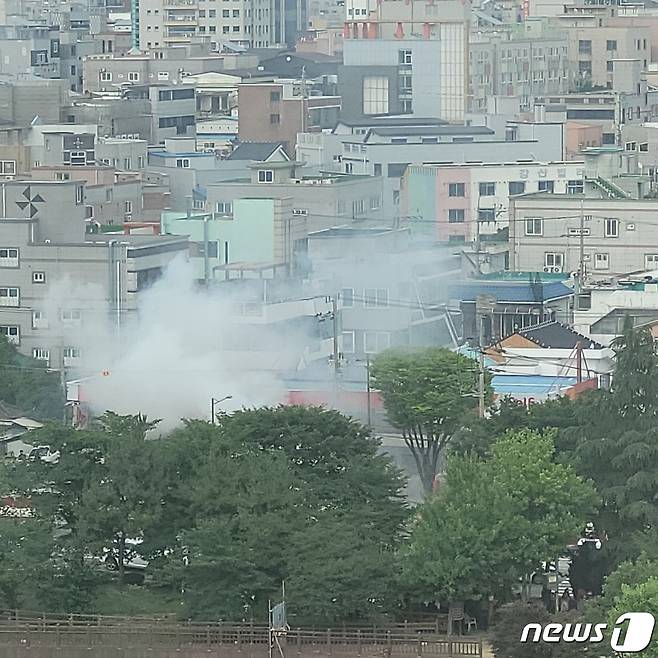 30일 오후 4시14분쯤 광주 서구 쌍촌동 운천저수지 인근에서 차량 화재가 발생해 일대에 연기가 피어오르고 있다. (독자 제공) 2022.6.30/뉴스1 © 뉴스1