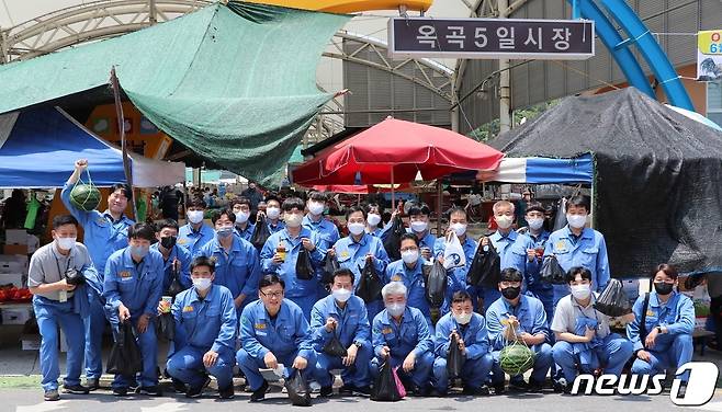 광양제철소 직원들이 매주 '전통시장 가는 날'을 정해 코로나19로 위축된 지역의 전통시장 되살리기에 나섰다(광양제철소 제공)2022.6.30/© 뉴스1