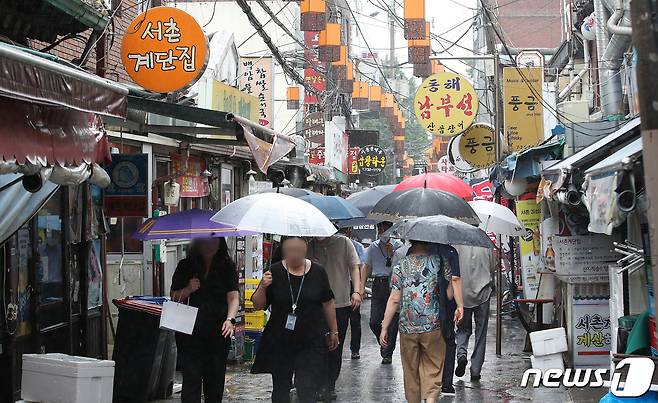 30일 서울 종로구 세종마을음식문화거리 한 음식점이 점심 장사 준비를 마치고 손님을 기다리고 있다.  2022.6.30/뉴스1 © News1 임세영 기자
