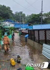 30일 오전 10시2분께는 미추홀구 학익동 하수배관에 파손됐다는 신고가 접수돼 현장에 출동한 소방대원이 안전조치를 하고 있다.(인천소방본부 제공)2022.6.30/뉴스1 © News1 박아론 기자