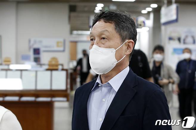 구본성 아워홈 대표이사 부회장이 지난해 6월3일 오후 서울 서초구 서울중앙지방법원에서 열린 "끼어들기 보복운전' 관련 특수상해 등 선고기일에 출석하고 있다. 2021.6.3/뉴스1 © News1 이승배 기자