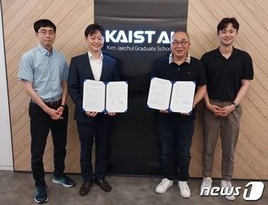리걸테크 기업 엘박스와 카이스트 김재철AI대학원이 업무협약(MOU)을 체결했다. 왼쪽부터 황원석 엘박스 연구원, 이진 엘박스 대표, 정송 카이스트 김재철AI대학원장, 서민준 카이스트 김재철AI대학원 교수(엘박스 제공)© 뉴스1