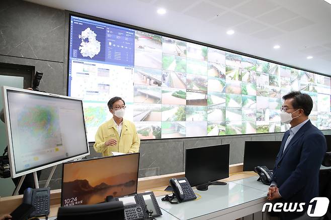 김동연 경기도지사 당선인이 30일 경기도 전역에 호우경보가 내려지는 등 기상악화가 발생하자 도청 재난상황실을 방문해 대응 상황을 살펴보고 직원들을 격려했다.(김동연 당선인측 제공)© 뉴스1