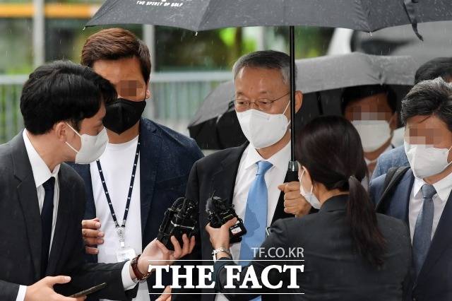 법원이 지난 15일 백운규 전 장관의 영장 기각하며 "혐의에 소명이 이뤄졌지만 일부 혐의에 다툼의 여지가 있다"고 밝혀 검찰은 수사 정당성을 확보했다고 보고, 본격적인 윗선 수사에 나설 것으로 보인다. /남용희 기자