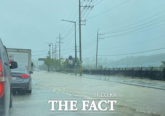 30일 경기 의정부시 고산지구 인근 주변도로가 집중 호우로 인해 물에 잠겨 차량 통행에 어려움을 겪고 있다./의정부=박민준 기자