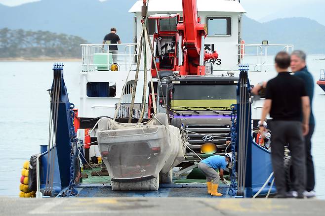 지난 29일 오후 전남 완도군 신지면 송곡선착장에서 경찰이 최근 실종된 조유나양(10) 일가족의 아우디 차량을 인양하고 있다./뉴스1