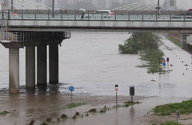 서울에 호우 경보가 발효된 6월 30일 오전 서울 중랑천이 범람해 있다./연합뉴스 제공