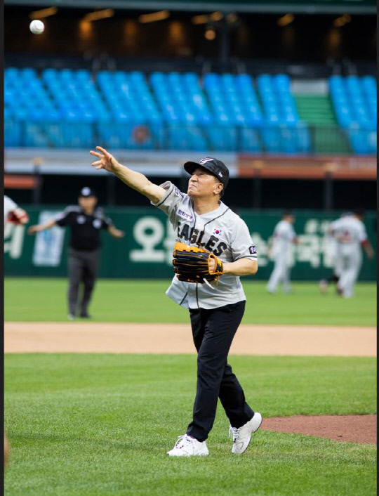 한화이글스파크에서 '배재대의 날' 행사가 진행된 가운데 김선재 배재대 총장이 시구를 하고 있다. 사진=배재대 제공