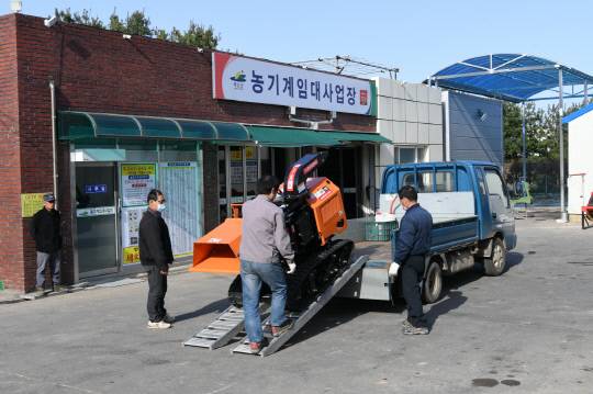 예산군이 올 6월말까지 관내 1만2954농가에서 총 3억3778만원의 감면혜택을 받았던 농기계 임대료 감면을 올해 12월까지 연장해 농민부담을 덜어준다.사진=예산군 제공