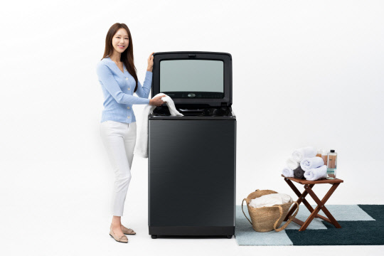 삼성전자 모델이 국내 최대 용량 전자동 세탁기 '그랑데 통버블' 25㎏ 제품을 소개하고 있다. <삼성전자 제공>