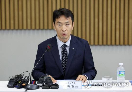 이복현 금융감독원장이 30일 오전 서울 종로 생명보험교육문화센터에서 열린 보험회사 CEO 간담회에서 발언하고 있다. 연합뉴스