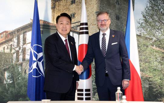 북대서양조약기구(NATO·나토) 정상회의 참석차 스페인 마드리드를 방문 중인 윤석열 대통령이 30일 오전(현지시간) 마드리드 이페마 컨벤션센터에서 페트르 피알라 체코 총리와 정상회담에 앞서 악수하고 있다. 연합뉴스