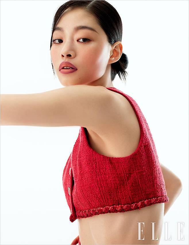 두 가지 컬러의 루쥬 알뤼르 렉스트레로 연출한 옴브레 립 메이크업. 입술 안쪽은 핑크 베이지 컬러인 루쥬 알뤼르 렉스트레, 814로 채우고, 립 라인을 따라 웜 핑크 컬러인 루쥬 알뤼르 렉스트레, 818을 발라 위트 있게 연출한다. 사용 제품은 모두 Chanel. 레드 컬러 톱과 스커트, 목걸이는 모두 Chanel.