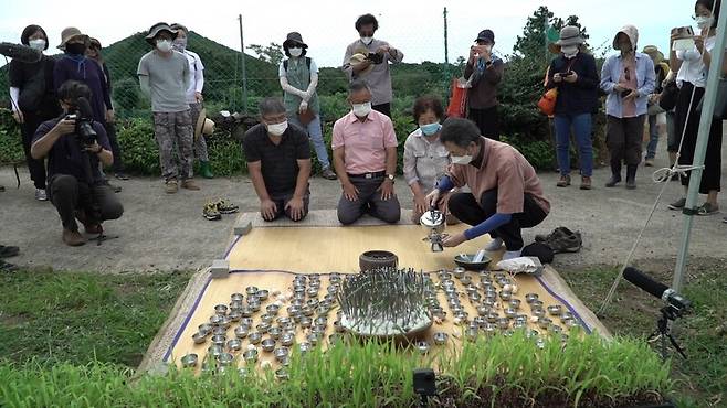 제주민예총과 동광리 주민들이 지난해 잃어버린 마을 무등이왓에서 조농사를 짓기에 앞서 땅살림 코사(고사)를 지내고 있다. 제주민예총 제공