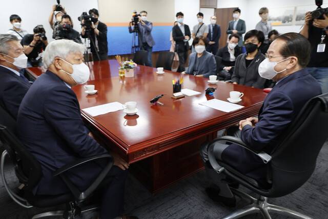 권영세 통일부 장관(오른쪽)은 30일 오후 정부서울청사 통일부 장관 접견실에서 대북협력민간단체협의회(북민협) 회장단(회장 방인성)을 만나 “대북 인도적 지원은 정치·군사적 상황과 무관하게 진행하겠다”는 방침을 재확인하며 “같은 민족으로서 통일을 같이 지향해 나가는 파트너로서 상대방(북한)에 얼마든지 인도적 분야에서 협력할 수 있다”고 밝혔다. 연합뉴스