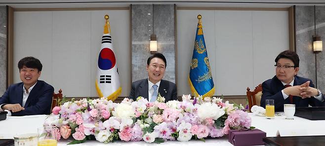 윤석열 대통령이 6월10일 용산 대통령실 청사에서 열린 국민의힘 지도부와의 오찬 회동에서 이준석 대표, 권성동 원내대표를 비롯한 참석자들과 환담을 나누고 있다. 대통령실사진기자단