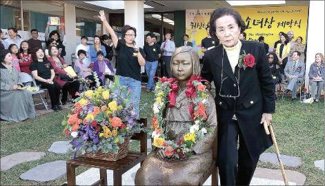 지난 2019년 10월 미국 워싱턴디시에서 제막한 ‘평화의 소녀상’과 함께 선 고 이동우 초대회장. 워싱턴정신대대책위 제공