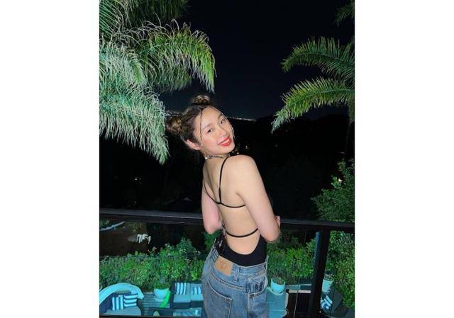 댄서 겸 방송인 리정이 백리스 스타일링을 완벽하게 소화했다. 리정 SNS