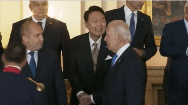조 바이든 미국 대통령이 윤석열 대통령과 악수하면서 루멘 라데프 불가리아 대통령을 바라보고 있다. 유튜브 캡처