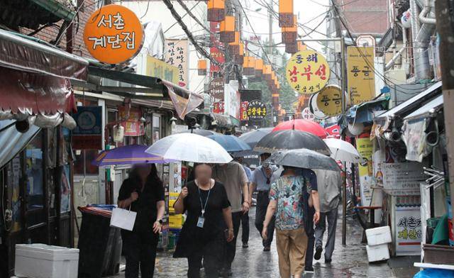 30일 서울 종로구 세종마을음식문화거리에 점심을 먹으려는 시민들이 지나가고 있다. 뉴스1