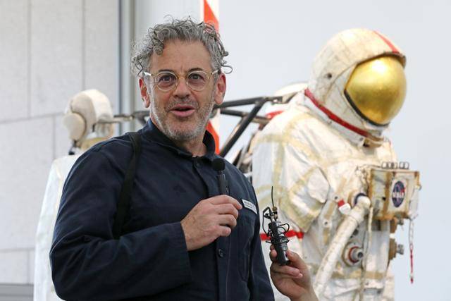 조각가 톰 삭스가 지난달 21일 서울 종로구 아트선재센터에서 개인전 '톰 삭스 스페이스 프로그램:인독트리네이션' 기자간담회를 열어 작품 설명을 하고 있다. 톰 삭스는 미국의 DIY 문화와 브리콜라주(bricolage) 방법론을 독창적으로 재맥락화하는 작가다. 뉴시스