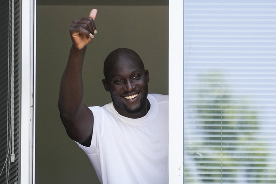 Soccer player Romelu Lukaku of Belgium gives his thumbs up as he salutes Inter Milan supporters from a window of the Italian Olympic Committee's headquarters in Milan, Italy, Wednesday, June 29, 2022. Lukaku is undergoing medical tests before transferring back to Inter from Chelsea. (AP Photo/Luca Bruno)  〈저작권자(c) 연합뉴스, 무단 전재-재배포 금지〉