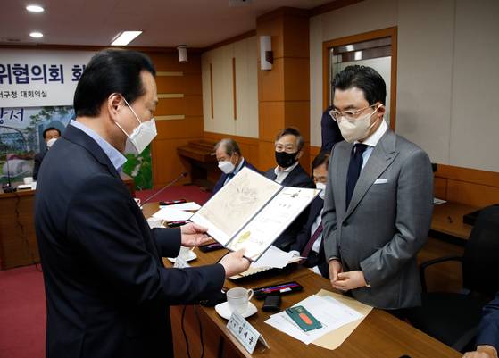 더와이즈치과병원 임세웅 원장이 노현송 강서구청장에게 위촉장을 수여받고 있다.