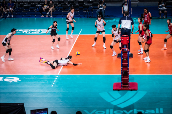 한국여자배구대표팀이 29일(한국시간) 불가리아 소피아에서 열린 FIVB 주최 2022 VNL 태국과 맞대결에서 세트 스코어 0-3으로 졌다. 태국전에서 서브 리시브를 시도하고 있는 여자배구대표팀. [사진=국제배구연맹(FIVB)]