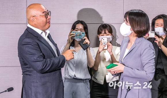 남궁훈 카카오 대표와 최수연 네이버 대표가 지난 22일 서울 중구 대한상공회의소에서 열린 디지털 플랫폼 업계 간담회에서 인사하고 있다. [사진=김성진 기자]