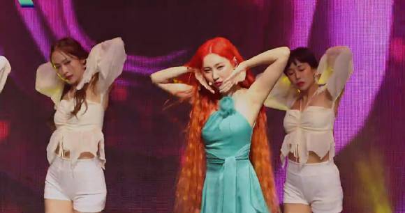 선미의 새 디지털 싱글 '열이올라요(Heart Burn)' 팬 쇼케이스 무대 가로 직캠 영상이 공개돼 관심을 모으고 있다. [사진=선미 '열이올라요' 가로 직캠 영상 캡쳐]