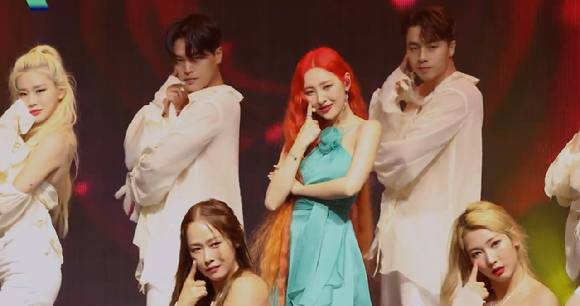 선미의 새 디지털 싱글 '열이올라요(Heart Burn)' 팬 쇼케이스 무대 가로 직캠 영상이 공개돼 관심을 모으고 있다. [사진=선미 '열이올라요' 가로 직캠 영상 캡쳐]