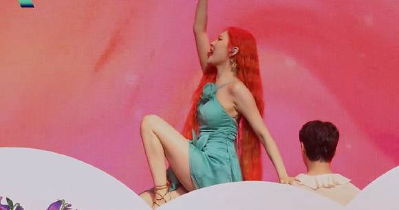 선미의 새 디지털 싱글 '열이올라요(Heart Burn)' 팬 쇼케이스 무대 가로 직캠 영상이 공개돼 관심을 모으고 있다. [사진=선미 '열이올라요' 가로 직캠 영상 캡쳐]