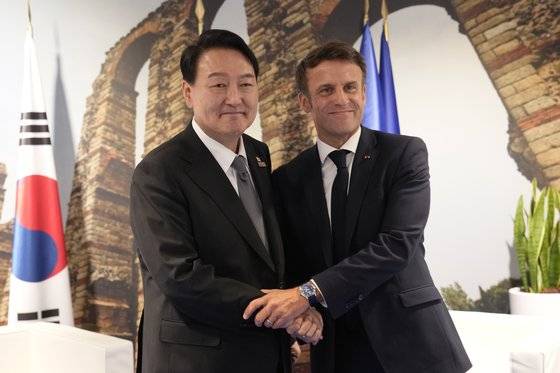 스페인 마드리드에서 29~30일 열리는 나토(북대서양조약기구) 정상회의에 참석한 윤석열 대통령(왼쪽)이 29일 프랑스의 에마뉘엘 마크롱 대통령을 만나고 있다. [AP=연합뉴스]