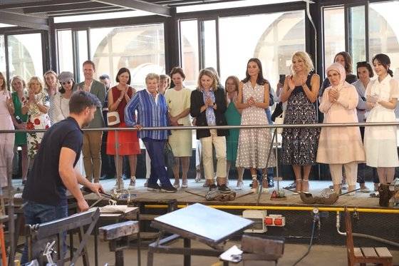 윤석열 대통령의 북대서양조약기구(NATO.나토) 정상회의 참석에 동행한 김건희 여사가 29일(현지시간) 스페인 마드리드에서 정상 배우자들과 왕립유리공장을 견학하고 있다. 사진=스페인 왕실 제공·연합뉴스