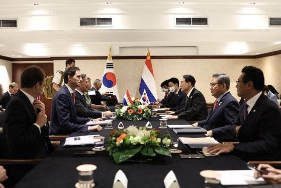 윤석열 대통령과 마르크 뤼터 네덜란드 총리가 29일(현지시간) 스페인 마드리드 시내 호텔에서 한-네덜란드 정상회담을 하고 있다. 마드리드=대통령실 사진기자단