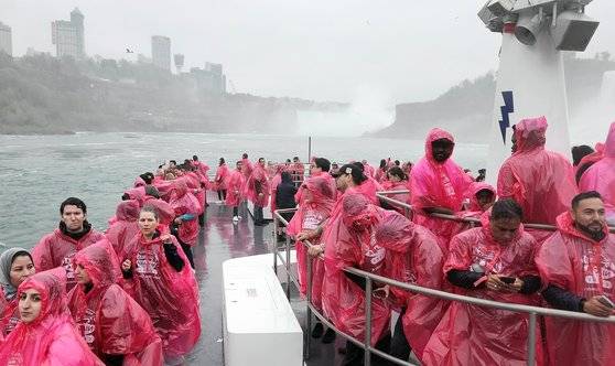 나이아가라 폭포 투어의 하이라이트 보트 투어. 우비를 입어도 흠뻑 젖는다.