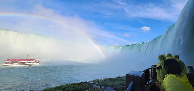 '폭포 뒤로의 여행'은 나이아가라 폭포 바로 아래까지 가볼 수 있는 투어다.
