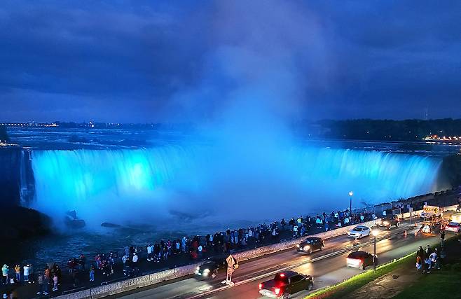나이아가라 폭포에 조명이 들어온 모습. 밤에도 관광객이 폭포를 떠나지 않는다.